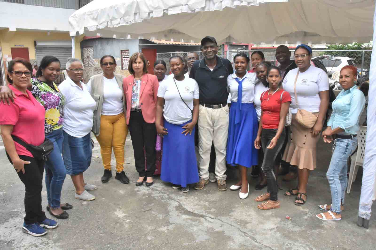 La vicerrectora de Extensión de la UASD, maestra Rosalía Sosa Pérez y la directora del programa Solidaridad y Esperanza, maestra Dominga Arias Caraballo, junto a la subdirectora del centro educativo, Virginia Bolgen, y el  presidente de la Junta de Vecinos de Mendoza, José Manuel del Rosario, entre otros comunitarios.