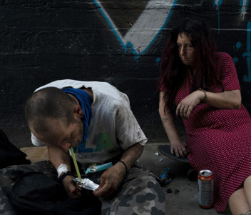 

Jenn Bennett, que está drogada con fentanilo, se sienta sobre su patineta con un ojo morado mientras su amigo, Jesse Williams, fuma la droga el martes 9 de agosto de 2022, en Los Ángeles.(AP Foto/Jae C. Hong)
