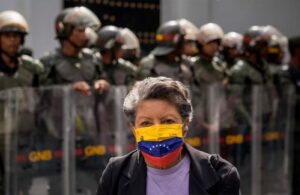 Una mujer usa una mascarilla con la bandera de Venezuela, en Caracas, Venezuela, el 5 de enero de 2025. de EFE.