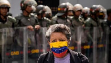 Una mujer usa una mascarilla con la bandera de Venezuela, en Caracas, Venezuela, el 5 de enero de 2025. de EFE.