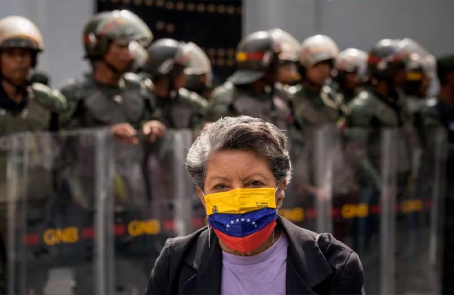 Una mujer usa una mascarilla con la bandera de Venezuela, en Caracas, Venezuela, el 5 de enero de 2025. de EFE.