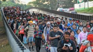 caravana de migrantes camina en Tapachula