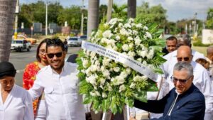El exalcalde de Santo Domingo Este, Manuel Jiménez, junto a la ofrenda floral en honor a Peña Gómez